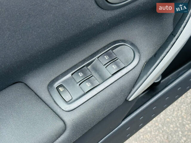 Черный Рено Меган, объемом двигателя 1.6 л и пробегом 240 тыс. км за 5100 $, фото 24 на Automoto.ua