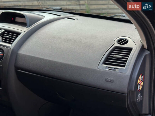 Черный Рено Меган, объемом двигателя 1.6 л и пробегом 203 тыс. км за 5500 $, фото 105 на Automoto.ua