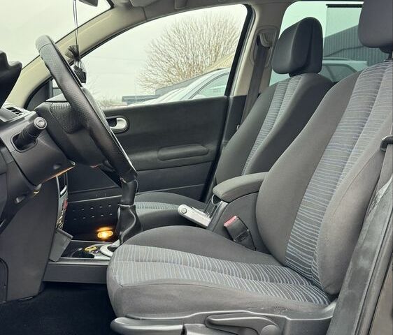 Черный Рено Меган, объемом двигателя 1.6 л и пробегом 160 тыс. км за 6300 $, фото 11 на Automoto.ua