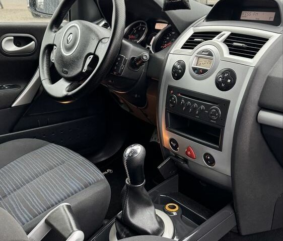 Черный Рено Меган, объемом двигателя 1.6 л и пробегом 160 тыс. км за 6300 $, фото 18 на Automoto.ua