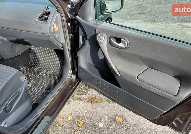 Черный Рено Меган, объемом двигателя 1.6 л и пробегом 235 тыс. км за 4850 $, фото 24 на Automoto.ua