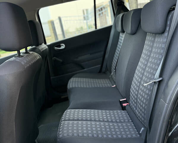 Черный Рено Меган, объемом двигателя 1.6 л и пробегом 210 тыс. км за 5950 $, фото 24 на Automoto.ua