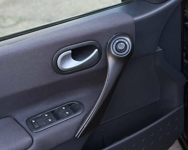 Черный Рено Меган, объемом двигателя 1.6 л и пробегом 200 тыс. км за 6200 $, фото 43 на Automoto.ua