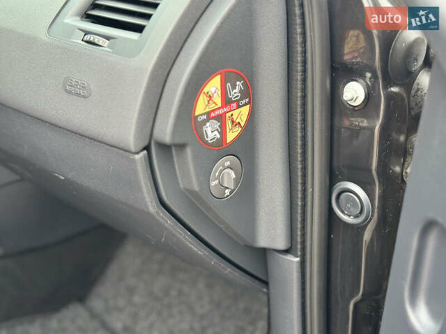 Черный Рено Меган, объемом двигателя 1.6 л и пробегом 190 тыс. км за 5300 $, фото 70 на Automoto.ua