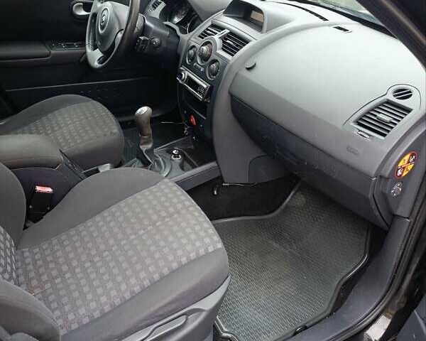 Черный Рено Меган, объемом двигателя 1.6 л и пробегом 220 тыс. км за 4600 $, фото 1 на Automoto.ua