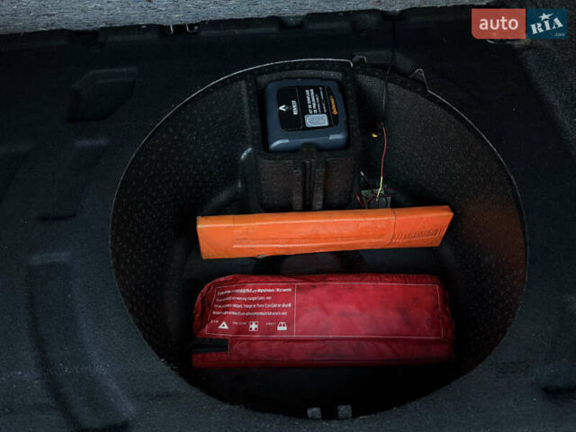 Черный Рено Меган, объемом двигателя 1.6 л и пробегом 200 тыс. км за 6200 $, фото 82 на Automoto.ua