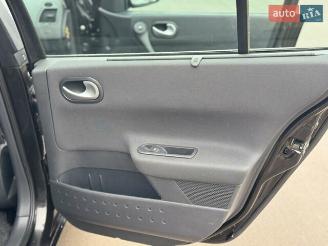 Черный Рено Меган, объемом двигателя 1.6 л и пробегом 190 тыс. км за 5300 $, фото 63 на Automoto.ua