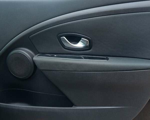 Рено Меган 2010 в Луцке на Automoto.ua Черный Рено Меган, объемом двигателя 1.6 л и пробегом 198 тыс. км за 6100 $, фото 64 на Automoto.ua