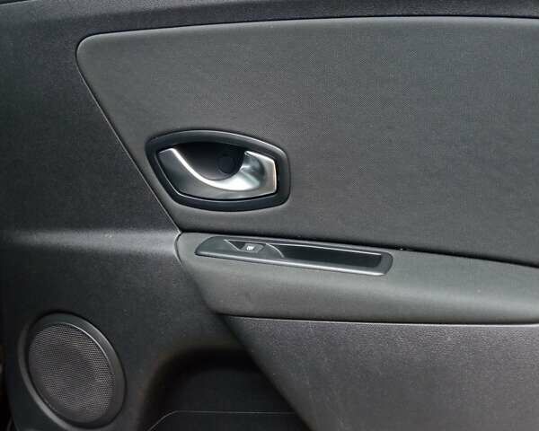 Рено Меган 2010 в Луцке на Automoto.ua Черный Рено Меган, объемом двигателя 1.6 л и пробегом 198 тыс. км за 6100 $, фото 60 на Automoto.ua