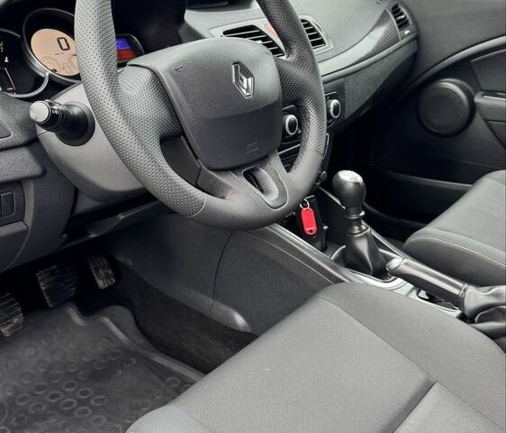 Чорний Рено Меган, об'ємом двигуна 1.6 л та пробігом 185 тис. км за 7600 $, фото 11 на Automoto.ua