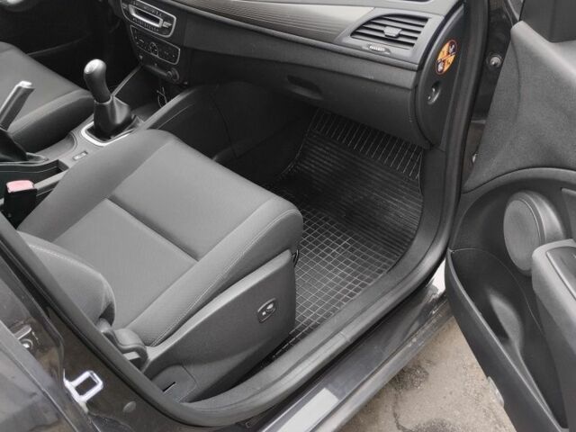 Черный Рено Меган, объемом двигателя 0 л и пробегом 235 тыс. км за 7300 $, фото 5 на Automoto.ua