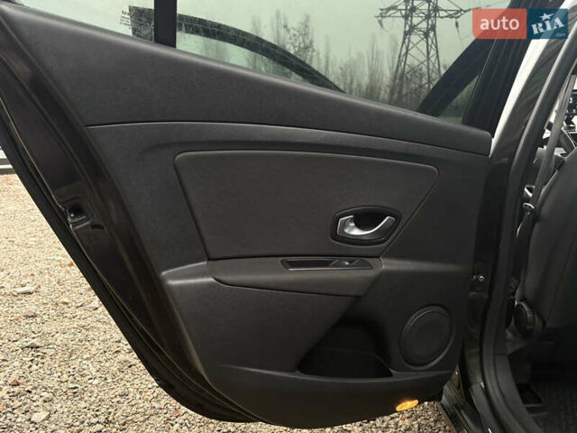 Черный Рено Меган, объемом двигателя 1.6 л и пробегом 285 тыс. км за 7300 $, фото 15 на Automoto.ua