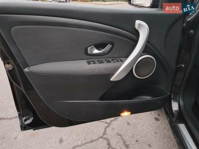 Черный Рено Меган, объемом двигателя 1.4 л и пробегом 225 тыс. км за 7500 $, фото 13 на Automoto.ua
