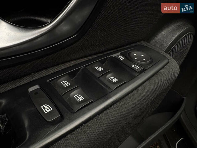 Черный Рено Меган, объемом двигателя 1.6 л и пробегом 285 тыс. км за 7300 $, фото 11 на Automoto.ua