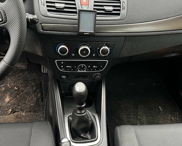 Черный Рено Меган, объемом двигателя 1.6 л и пробегом 219 тыс. км за 7450 $, фото 35 на Automoto.ua