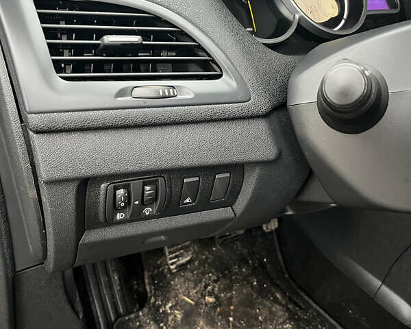 Черный Рено Меган, объемом двигателя 1.6 л и пробегом 219 тыс. км за 7450 $, фото 33 на Automoto.ua