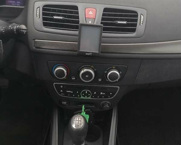 Чорний Рено Меган, об'ємом двигуна 1.6 л та пробігом 218 тис. км за 6950 $, фото 11 на Automoto.ua