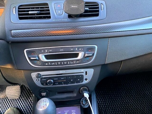 Черный Рено Меган, объемом двигателя 1.5 л и пробегом 210 тыс. км за 8800 $, фото 5 на Automoto.ua