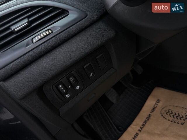 Черный Рено Меган, объемом двигателя 1.6 л и пробегом 180 тыс. км за 8200 $, фото 59 на Automoto.ua