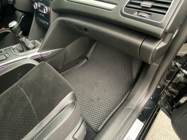 Черный Рено Меган, объемом двигателя 0 л и пробегом 206 тыс. км за 11500 $, фото 17 на Automoto.ua