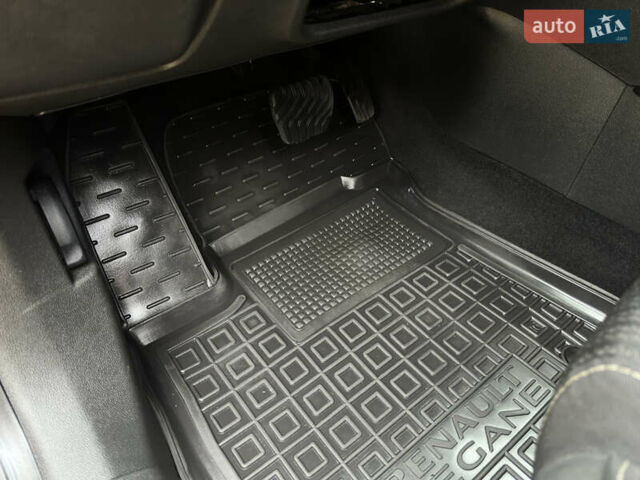 Черный Рено Меган, объемом двигателя 1.46 л и пробегом 178 тыс. км за 12600 $, фото 32 на Automoto.ua