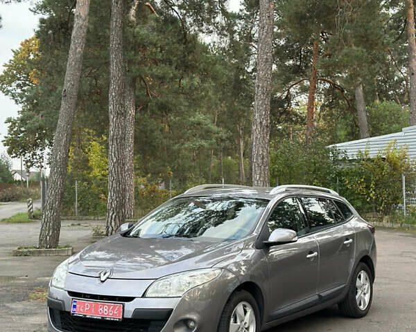 Коричневый Рено Меган, объемом двигателя 1.6 л и пробегом 210 тыс. км за 7700 $, фото 1 на Automoto.ua