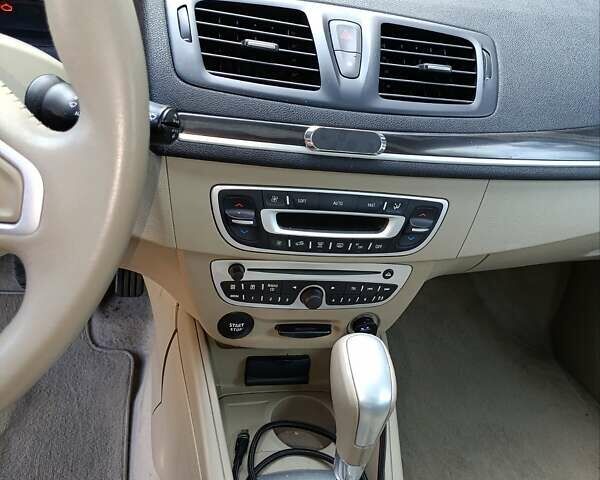 Коричневый Рено Меган, объемом двигателя 2 л и пробегом 288 тыс. км за 8999 $, фото 8 на Automoto.ua