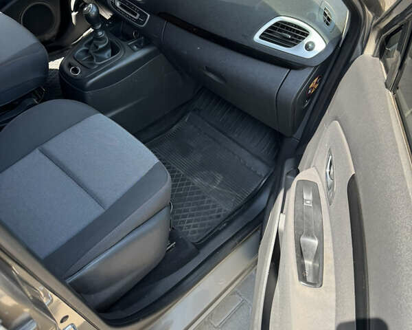 Коричневый Рено Меган, объемом двигателя 1.46 л и пробегом 248 тыс. км за 7650 $, фото 3 на Automoto.ua