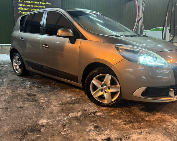 Коричневий Рено Меган, об'ємом двигуна 1.46 л та пробігом 248 тис. км за 7350 $, фото 1 на Automoto.ua