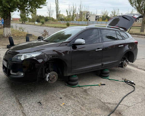 Коричневый Рено Меган, объемом двигателя 1.5 л и пробегом 252 тыс. км за 9300 $, фото 43 на Automoto.ua