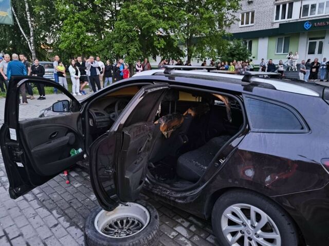 Коричневый Рено Меган, объемом двигателя 0 л и пробегом 200 тыс. км за 4100 $, фото 5 на Automoto.ua