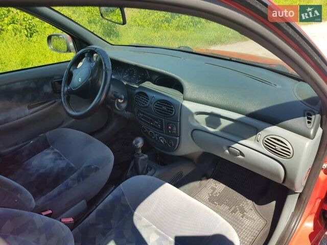 Красный Рено Меган, объемом двигателя 1.6 л и пробегом 300 тыс. км за 1850 $, фото 7 на Automoto.ua