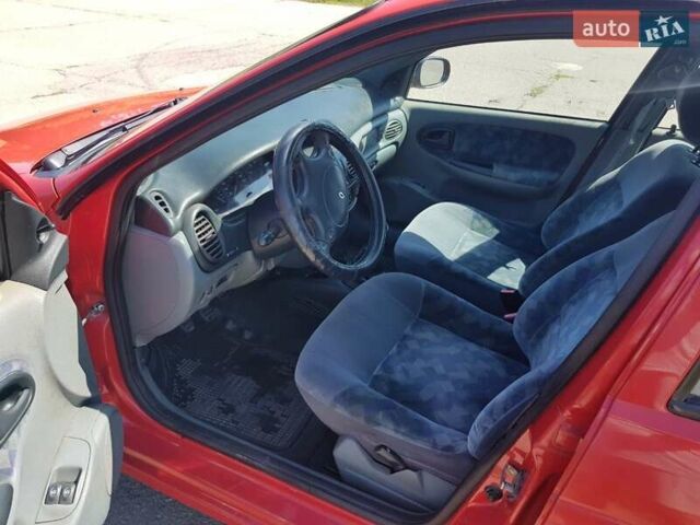 Красный Рено Меган, объемом двигателя 1.6 л и пробегом 300 тыс. км за 1850 $, фото 6 на Automoto.ua