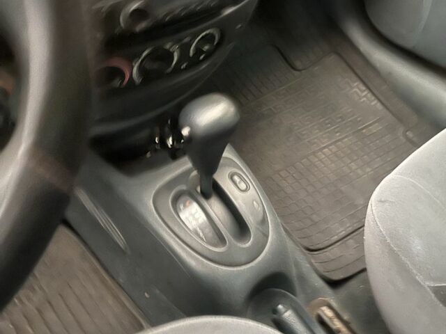 Красный Рено Меган, объемом двигателя 1.6 л и пробегом 260 тыс. км за 1050 $, фото 4 на Automoto.ua