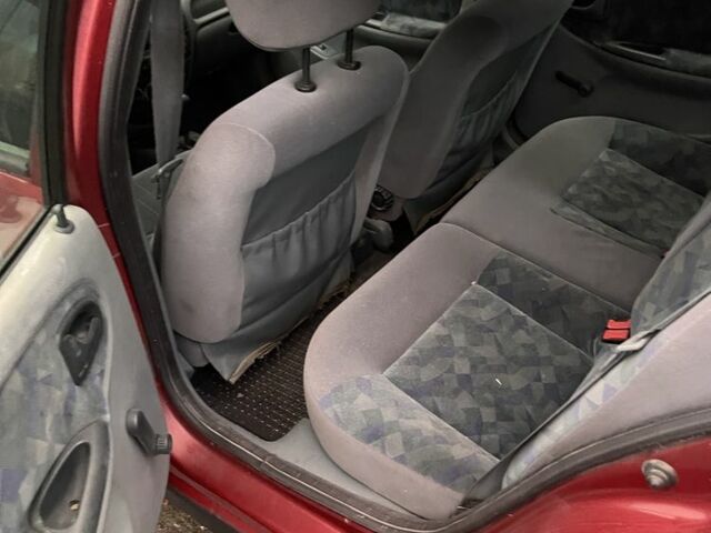 Красный Рено Меган, объемом двигателя 1.6 л и пробегом 260 тыс. км за 1050 $, фото 3 на Automoto.ua