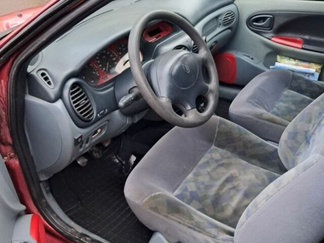 Красный Рено Меган, объемом двигателя 1.6 л и пробегом 260 тыс. км за 1700 $, фото 5 на Automoto.ua