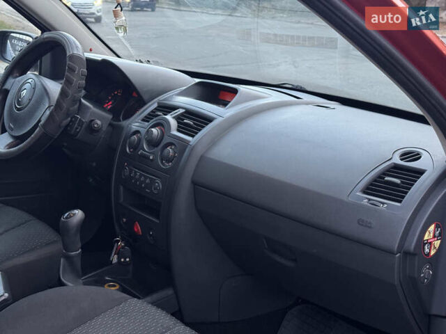 Красный Рено Меган, объемом двигателя 1.6 л и пробегом 160 тыс. км за 3350 $, фото 9 на Automoto.ua