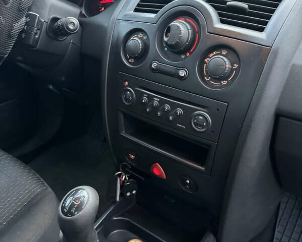 Красный Рено Меган, объемом двигателя 1.6 л и пробегом 160 тыс. км за 3350 $, фото 13 на Automoto.ua