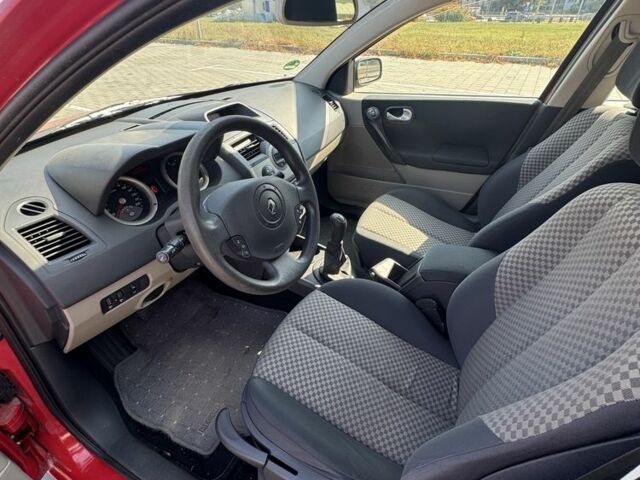 Красный Рено Меган, объемом двигателя 1.4 л и пробегом 221 тыс. км за 5000 $, фото 9 на Automoto.ua