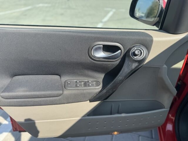 Красный Рено Меган, объемом двигателя 1.4 л и пробегом 221 тыс. км за 5000 $, фото 16 на Automoto.ua