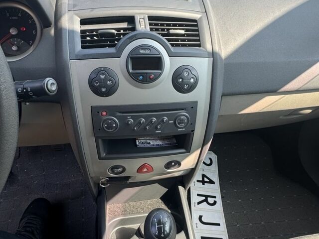 Красный Рено Меган, объемом двигателя 1.4 л и пробегом 221 тыс. км за 5000 $, фото 12 на Automoto.ua