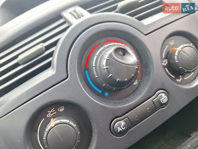 Красный Рено Меган, объемом двигателя 1.4 л и пробегом 206 тыс. км за 2300 $, фото 28 на Automoto.ua