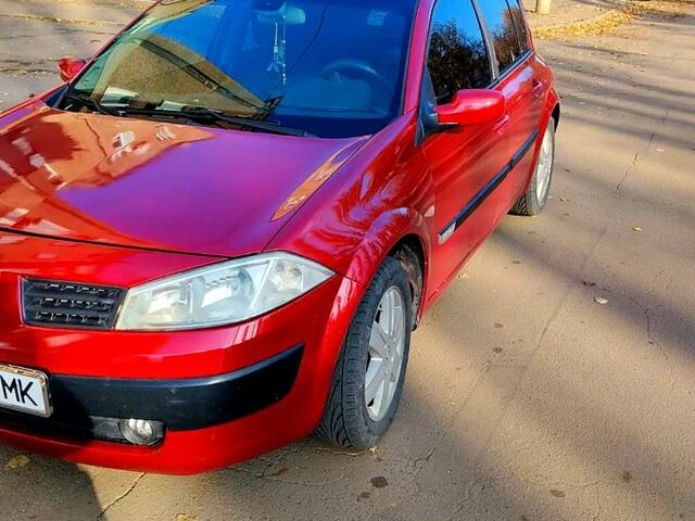 Красный Рено Меган, объемом двигателя 1.6 л и пробегом 300 тыс. км за 3500 $, фото 4 на Automoto.ua