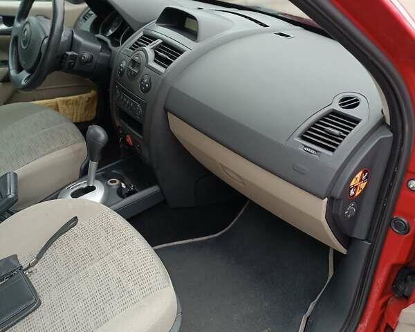 Красный Рено Меган, объемом двигателя 1.6 л и пробегом 230 тыс. км за 4200 $, фото 5 на Automoto.ua