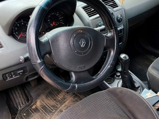 Красный Рено Меган, объемом двигателя 1.6 л и пробегом 300 тыс. км за 3500 $, фото 10 на Automoto.ua