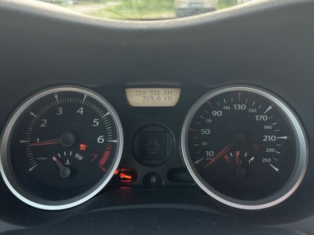 Красный Рено Меган, объемом двигателя 1.6 л и пробегом 318 тыс. км за 3500 $, фото 4 на Automoto.ua