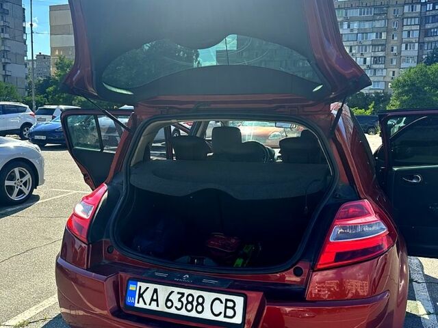 Красный Рено Меган, объемом двигателя 1.6 л и пробегом 220 тыс. км за 3900 $, фото 2 на Automoto.ua