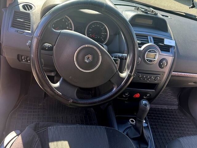 Красный Рено Меган, объемом двигателя 1.6 л и пробегом 220 тыс. км за 3900 $, фото 3 на Automoto.ua