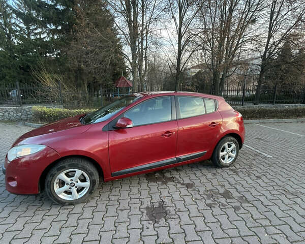 Красный Рено Меган, объемом двигателя 1.6 л и пробегом 205 тыс. км за 6899 $, фото 2 на Automoto.ua