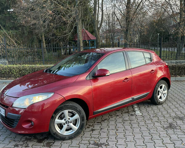 Красный Рено Меган, объемом двигателя 1.6 л и пробегом 205 тыс. км за 6899 $, фото 1 на Automoto.ua